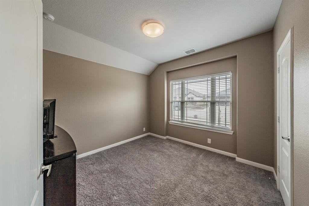1116 Kingbird Ln - Photo 3 of 31