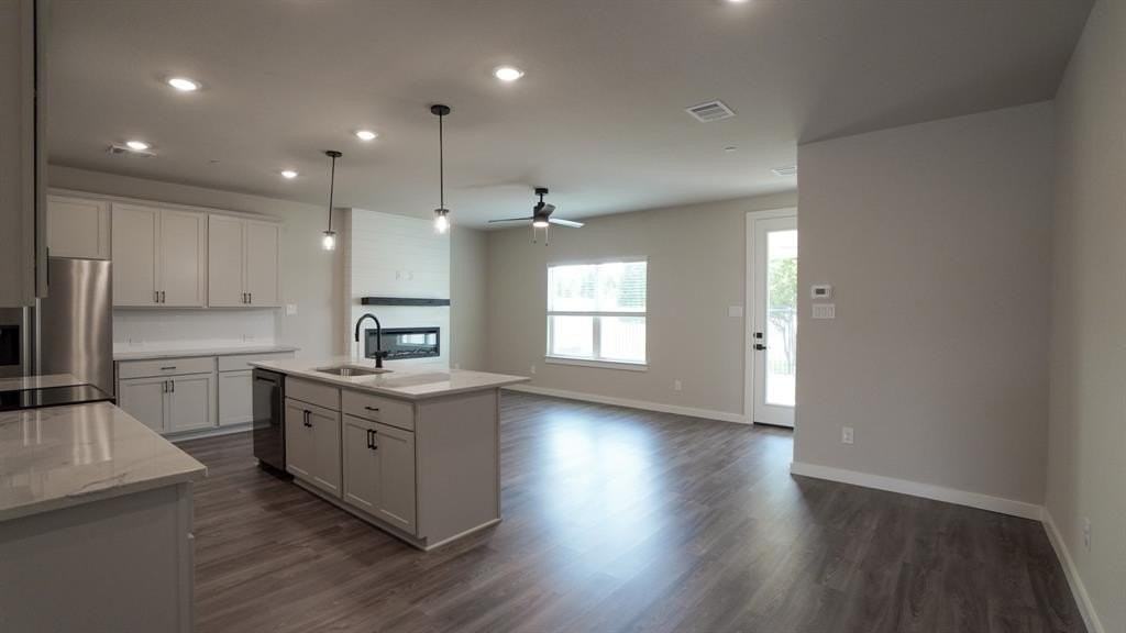 1606 Governors Blvd - Photo 5 of 33