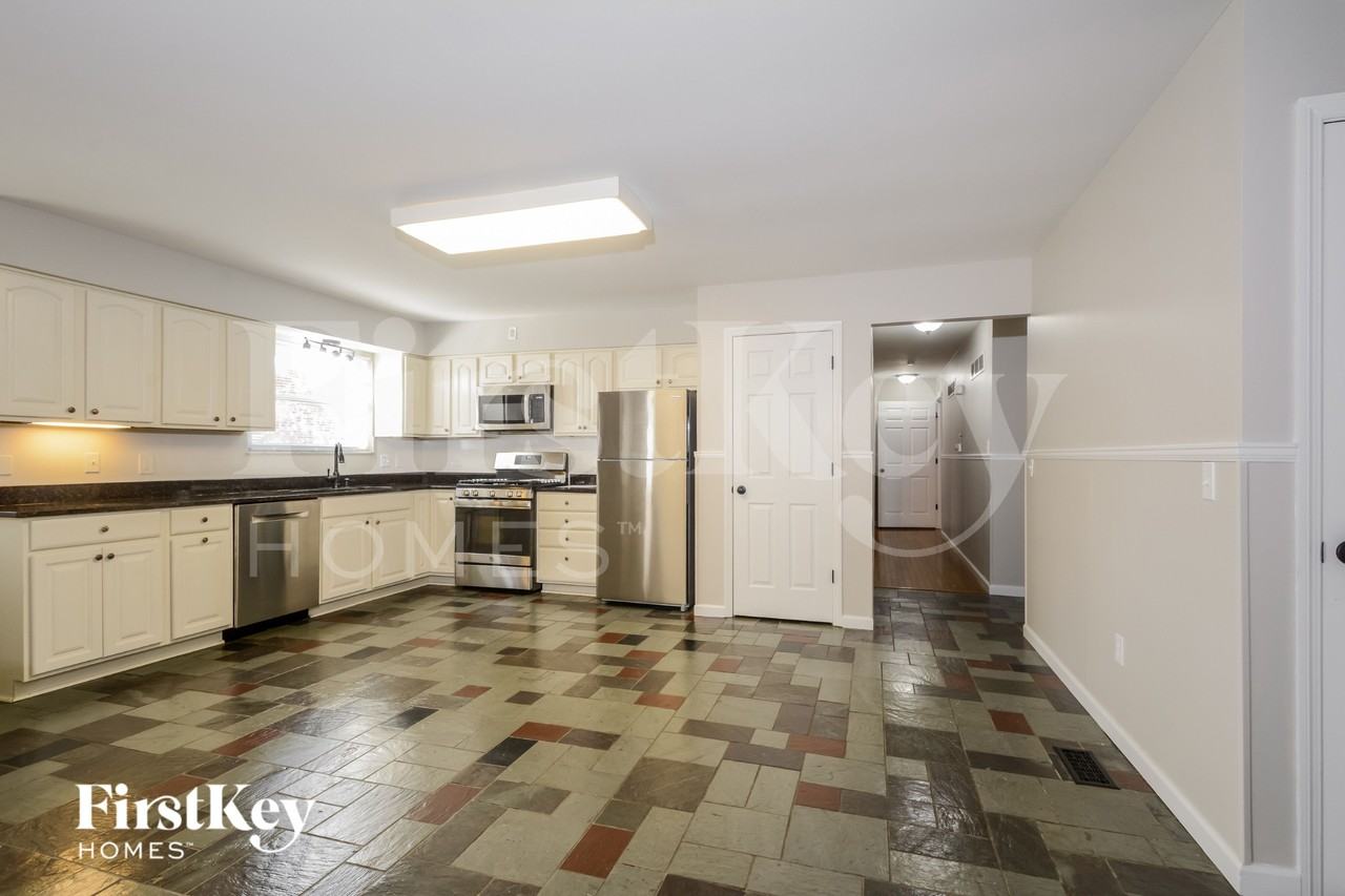 1530 Froesel Dr - Photo 5 of 15