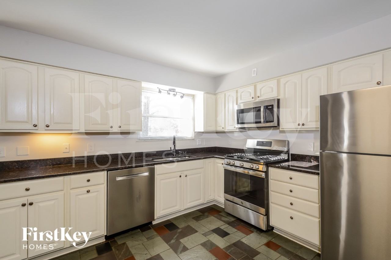 1530 Froesel Dr - Photo 6 of 15