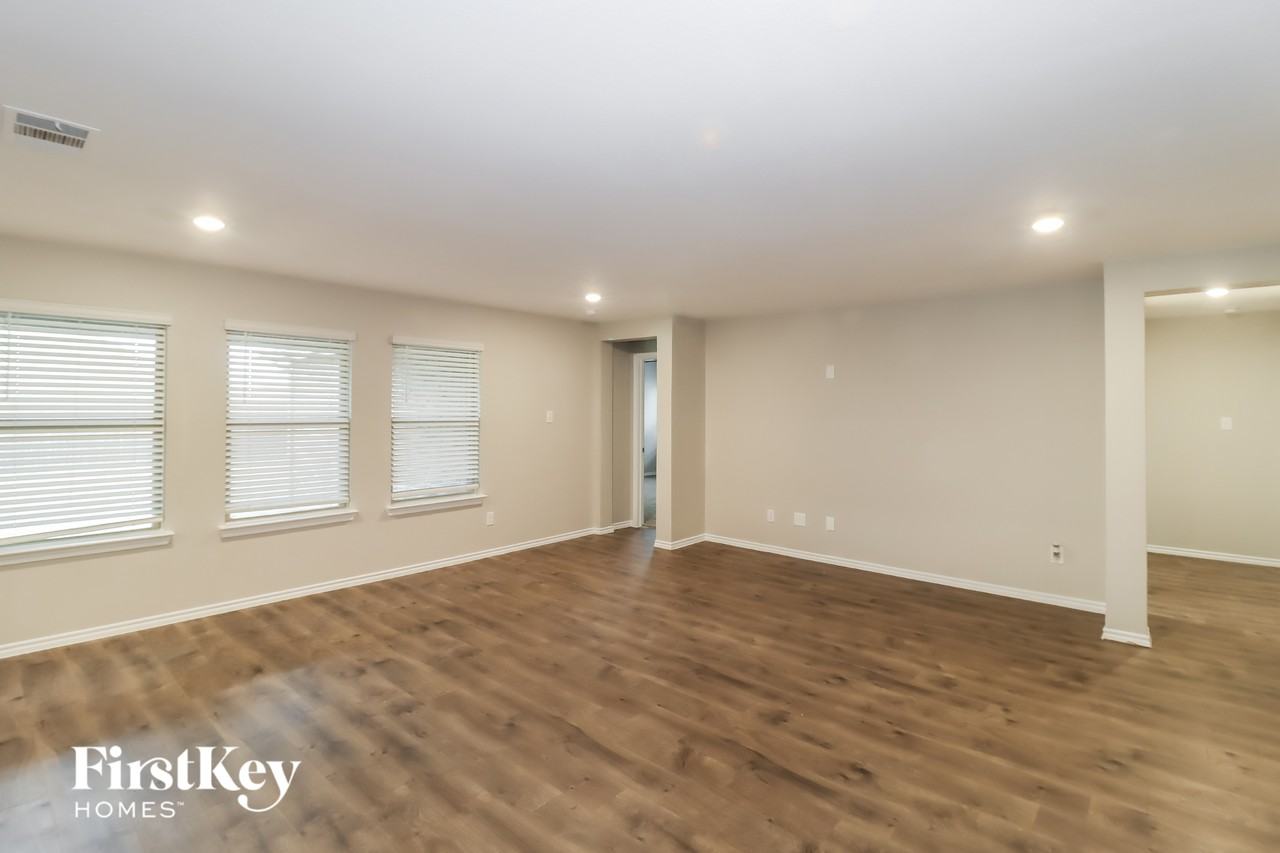 1539 Owen Way - Photo 3 of 15