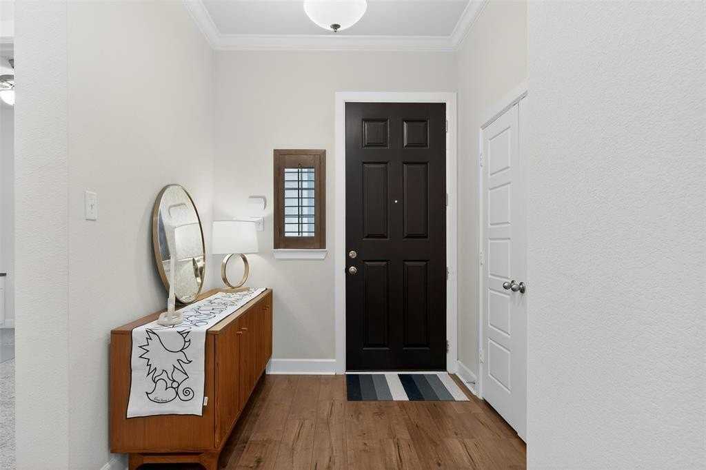 580 Courtyard Ln - Photo 3 of 36