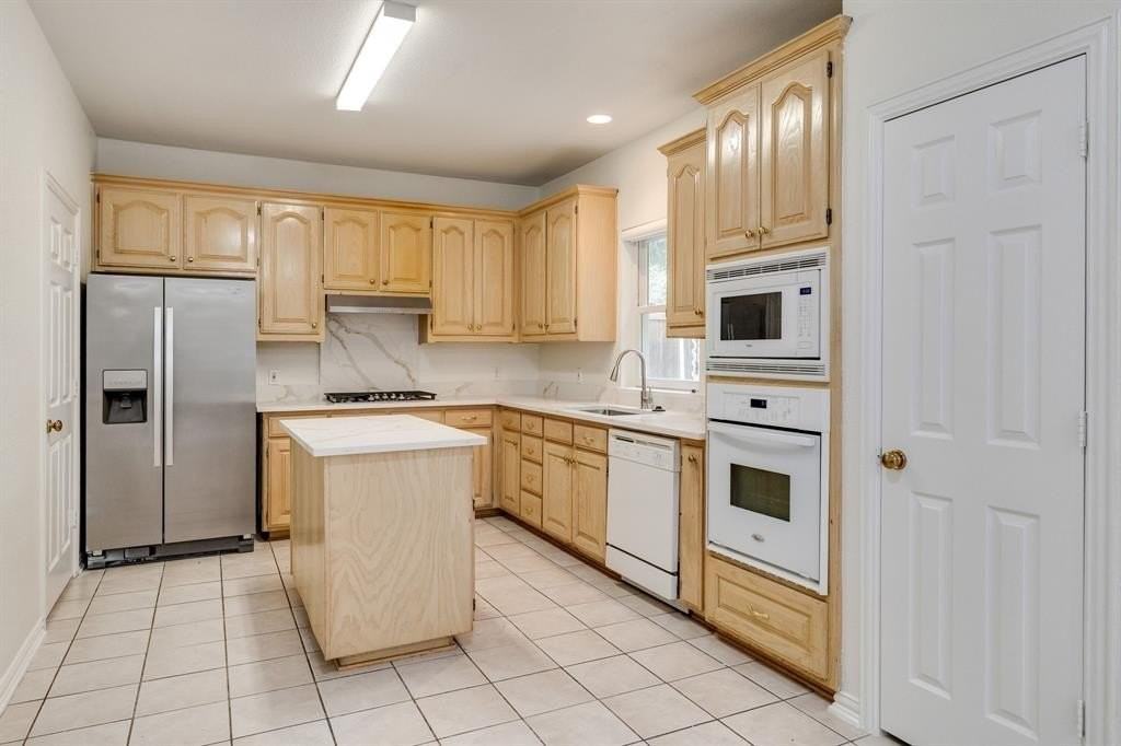 1131 Indy Ct - Photo 5 of 38