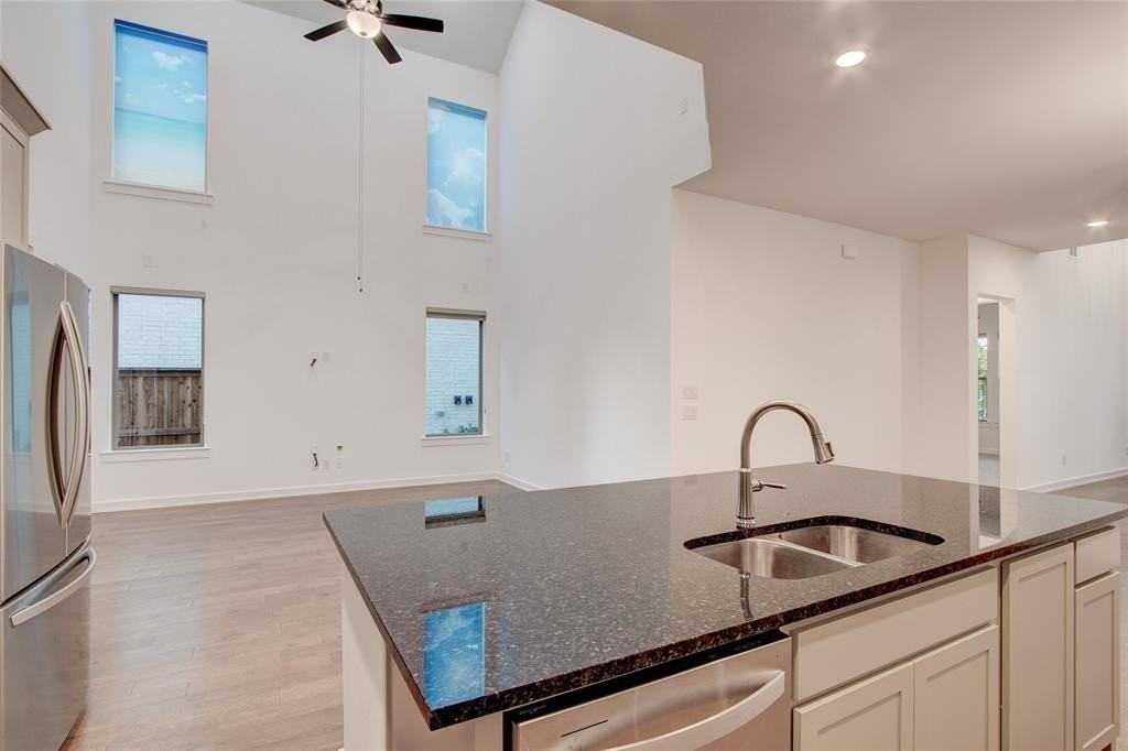 724 Kendall Ln - Photo 3 of 35