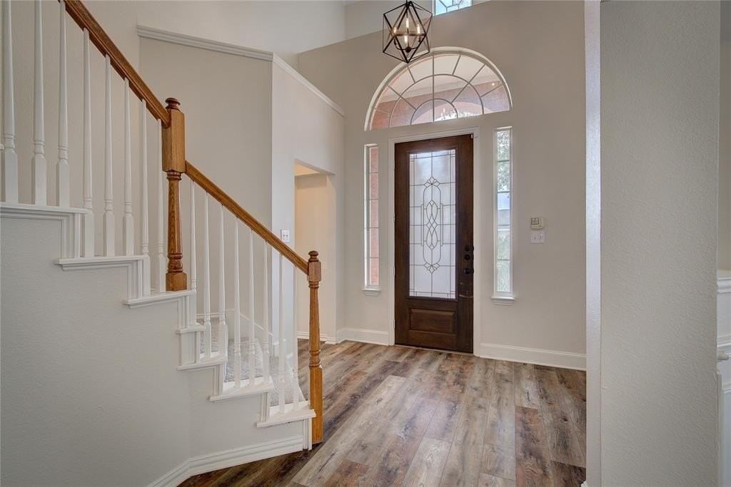 2917 Newport Dr - Photo 2 of 39