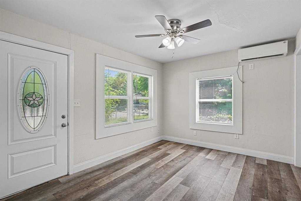 1327 35th St - Photo 4 of 25