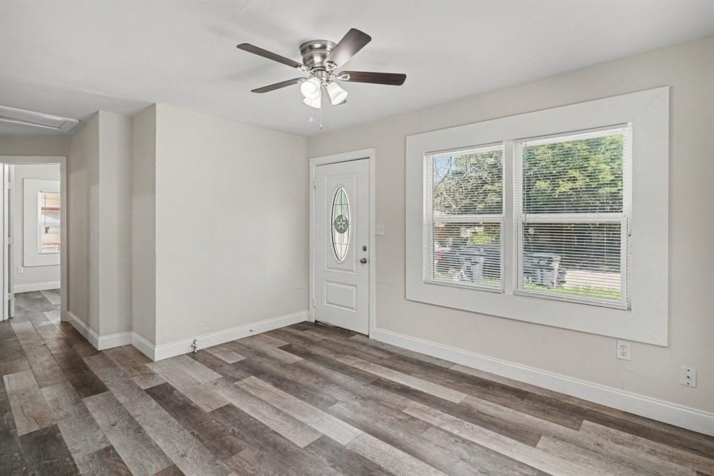 1327 35th St - Photo 5 of 25