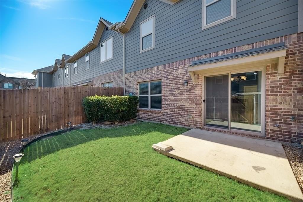 916 Brookville Ct - Photo 4 of 26