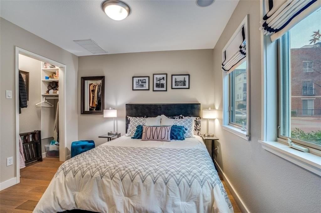 2335 Clark St - Photo 4 of 10