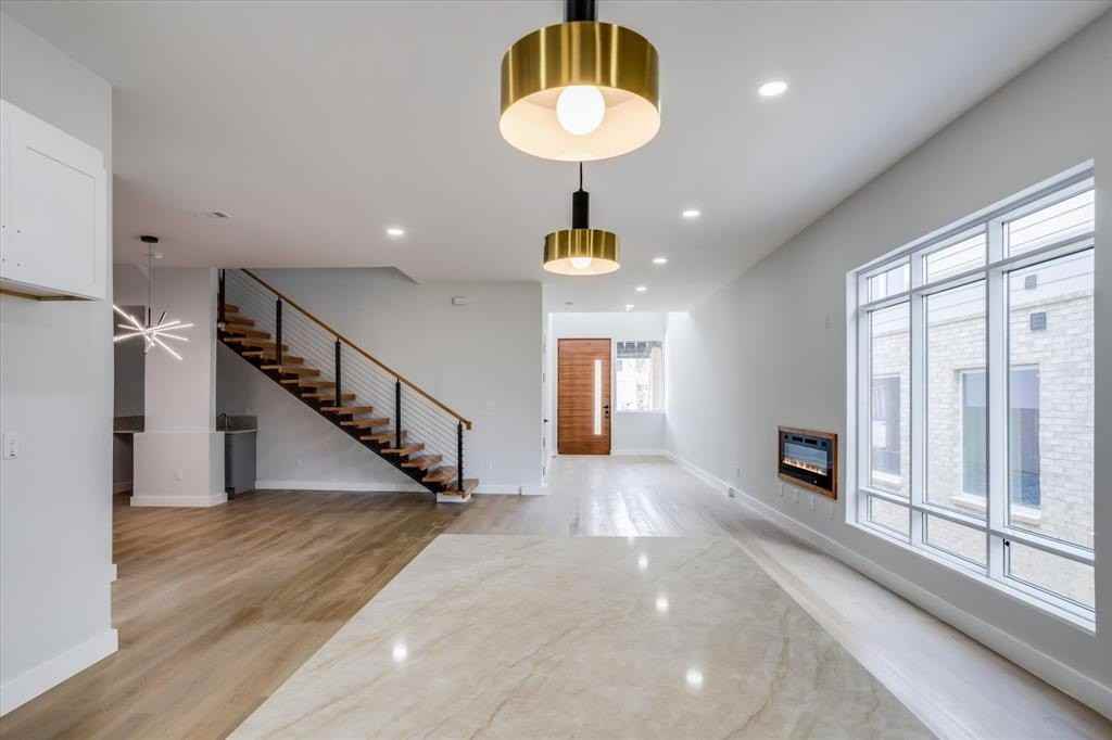 812 Premier Pkwy - Photo 2 of 3