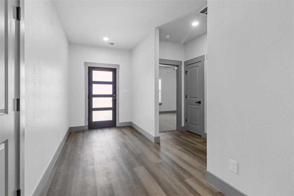 405 W Hull St - Photo 2 of 17