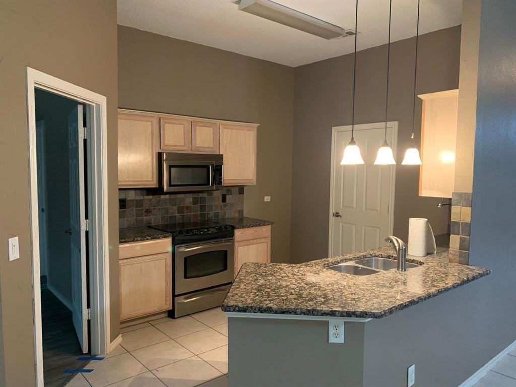 2805 Hawthorne Ln - Photo 3 of 21