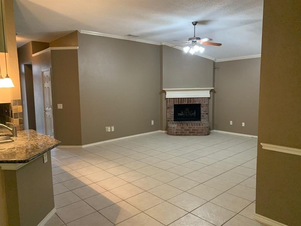 2805 Hawthorne Ln - Photo 4 of 21