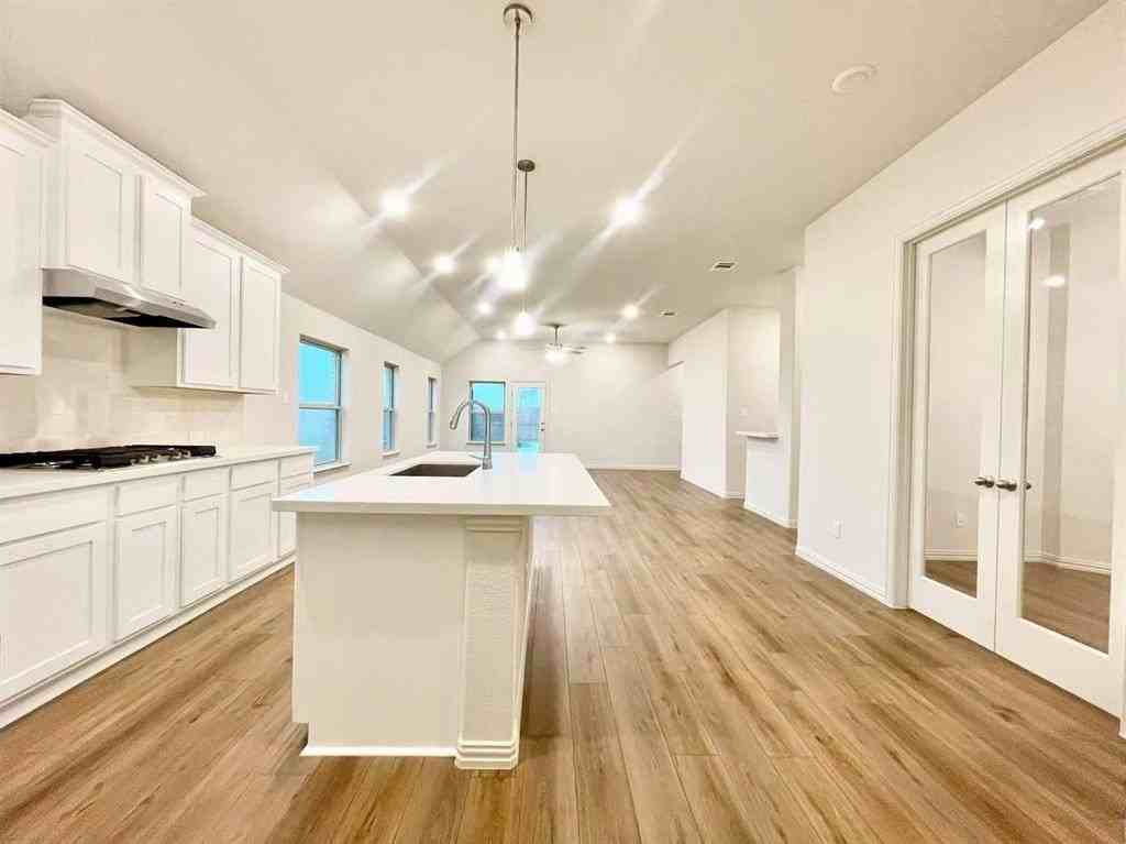 16629 Freshwater Dr - Photo 4 of 33