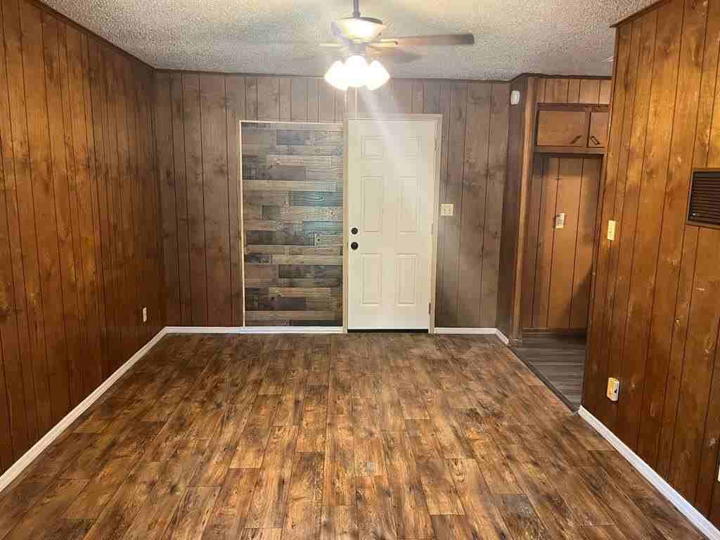 2125 Dewey St - Photo 3 of 12