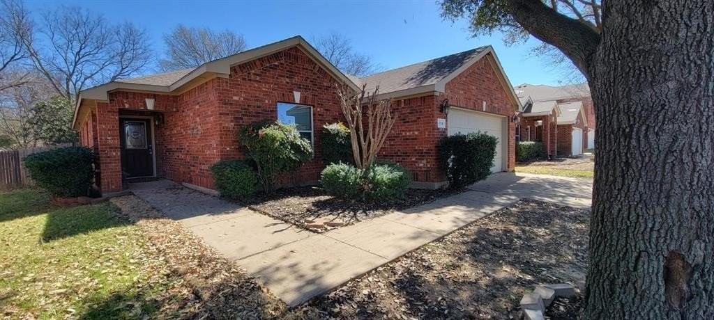 704 International Dr - Photo 2 of 12