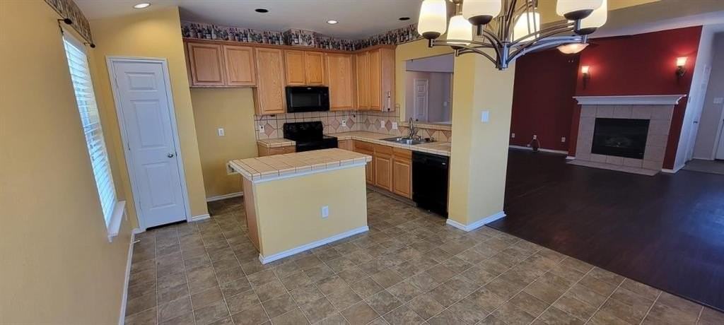 704 International Dr - Photo 5 of 12