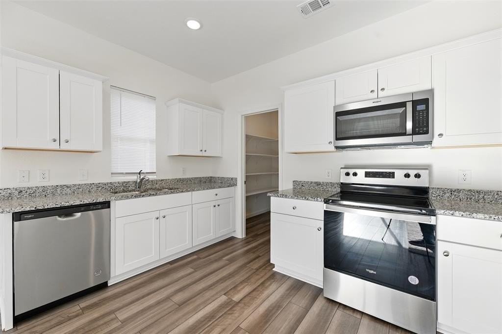 10353 Burnfoot Ln - Photo 3 of 15