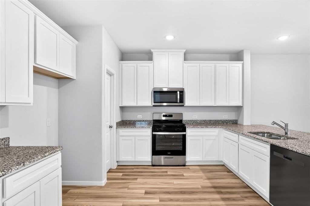 736 Portina Dr - Photo 4 of 33