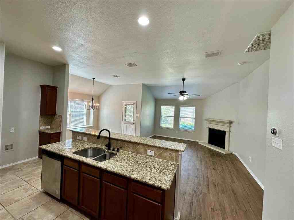 905 Silverthorne Dr - Photo 3 of 23