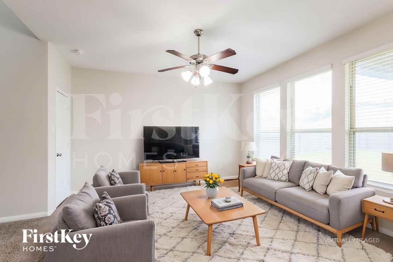 15141 Meadow Gln S - Photo 5 of 19