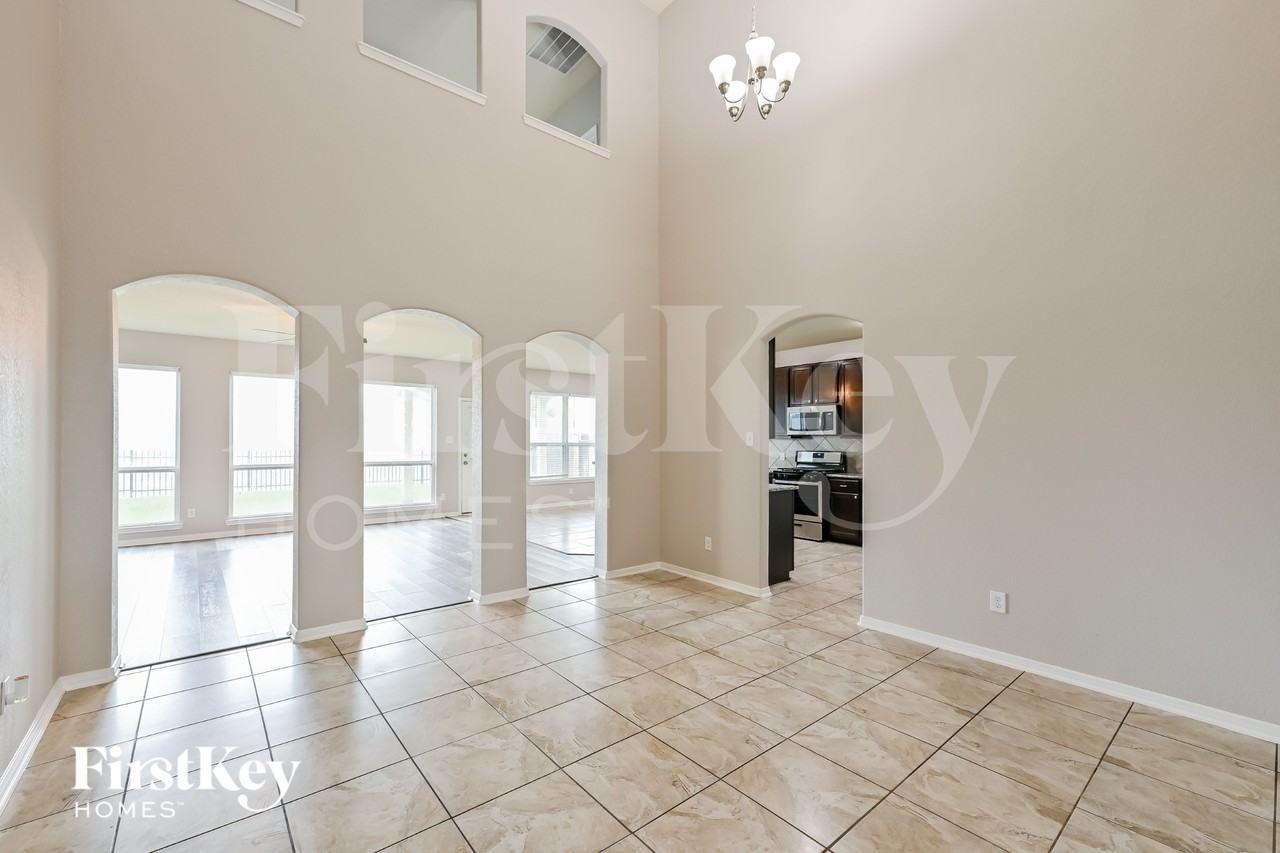8110 Oahu Ct - Photo 2 of 16