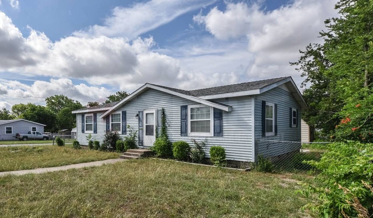 1402 Elyse Dr - Photo 3 of 21
