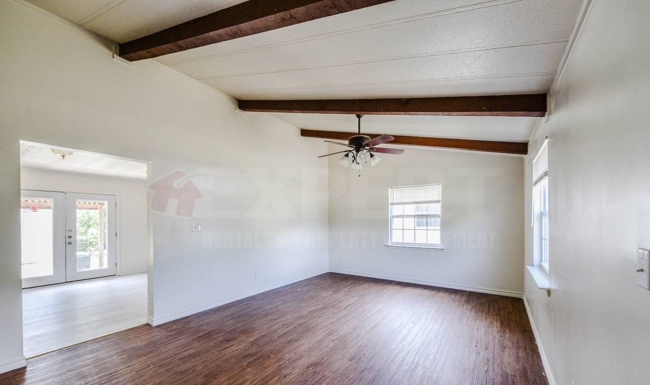 1402 Elyse Dr - Photo 5 of 21