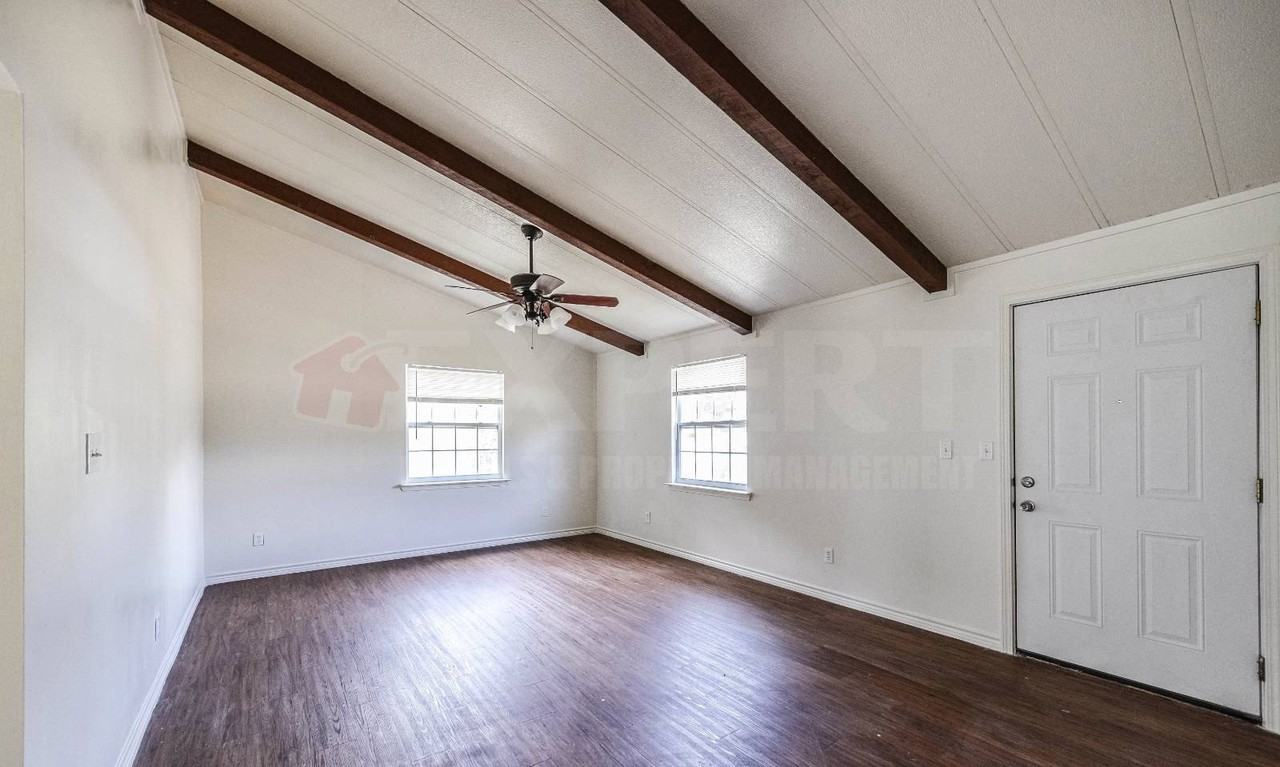 1402 Elyse Dr - Photo 6 of 21
