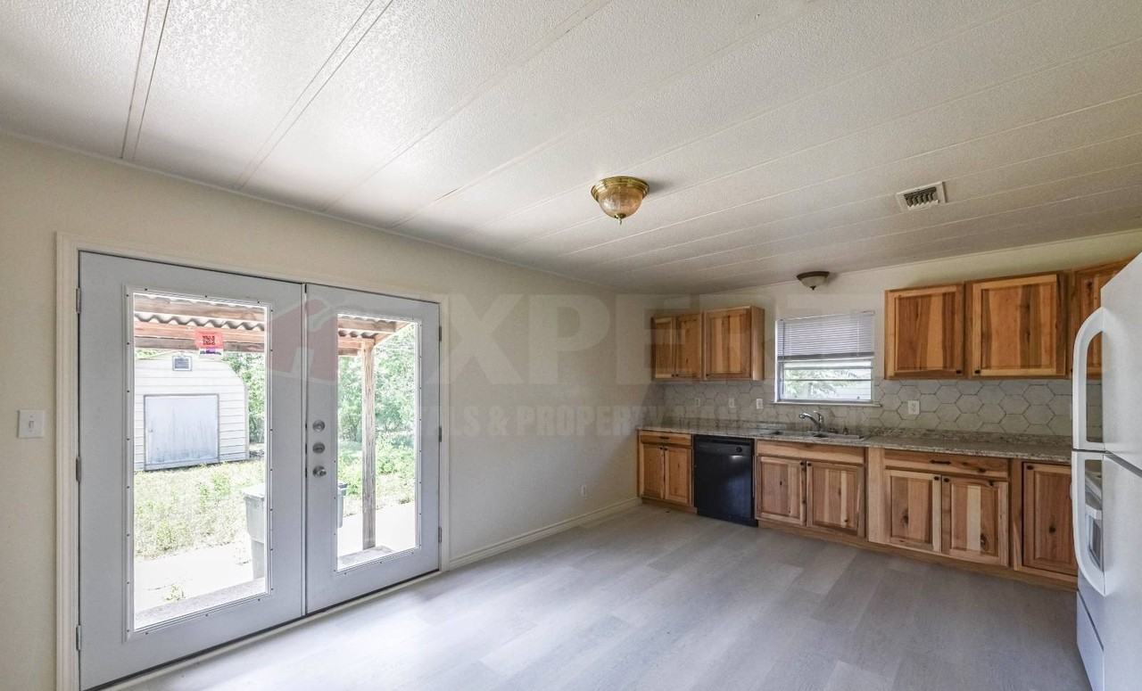 1402 Elyse Dr - Photo 7 of 21