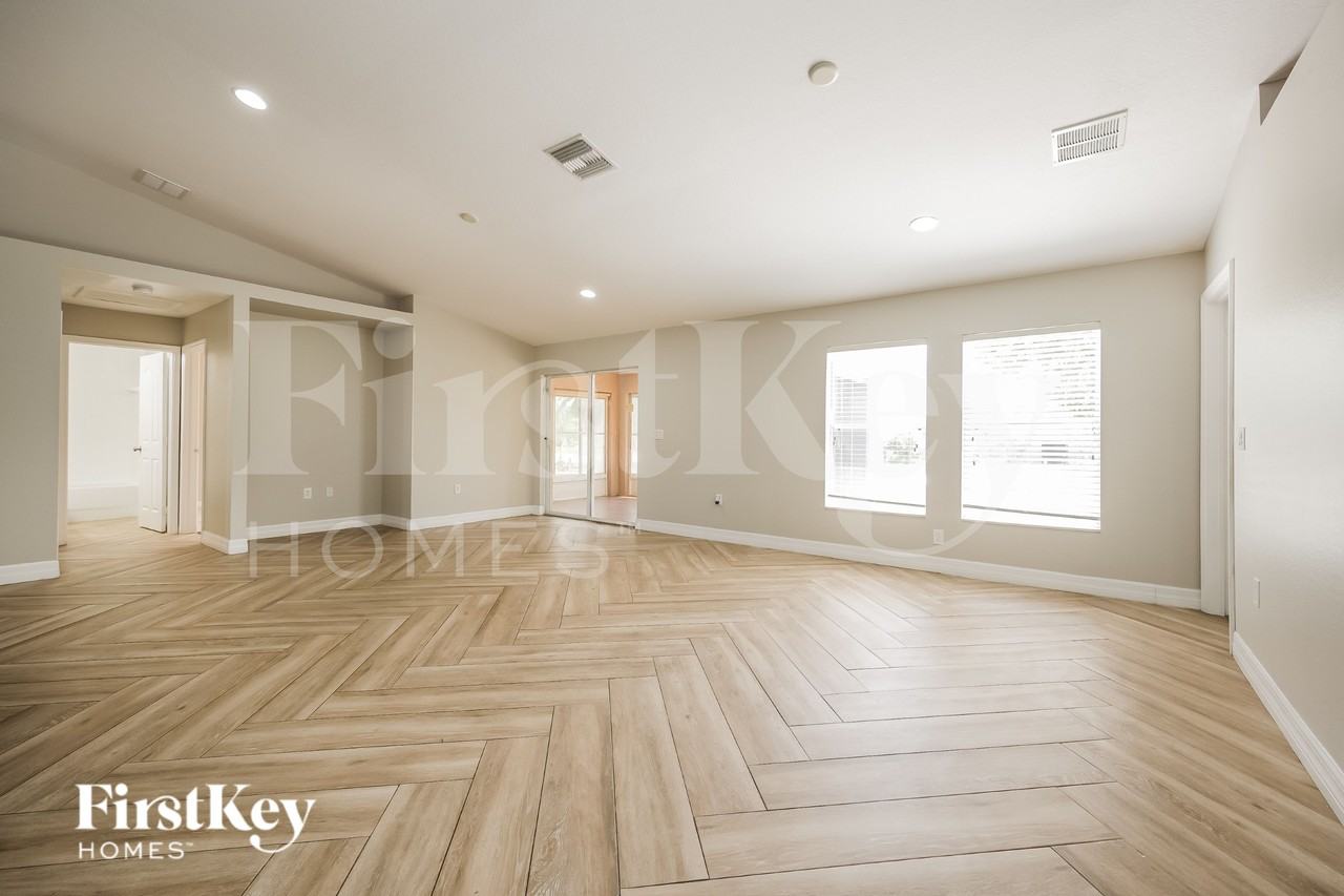 203 Roat St - Photo 4 of 16
