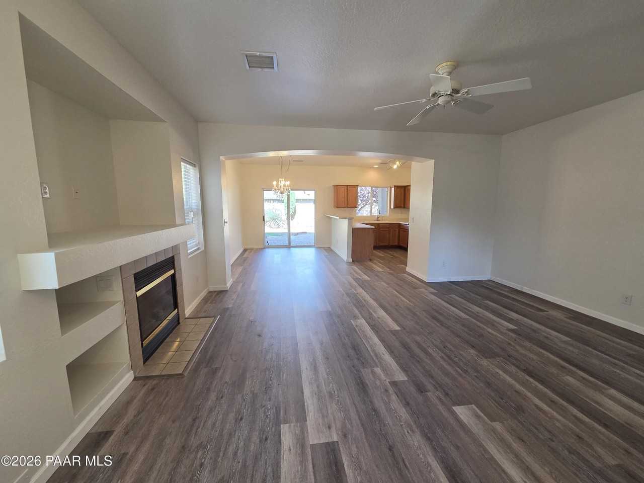 556 N Robles St - Photo 3 of 19