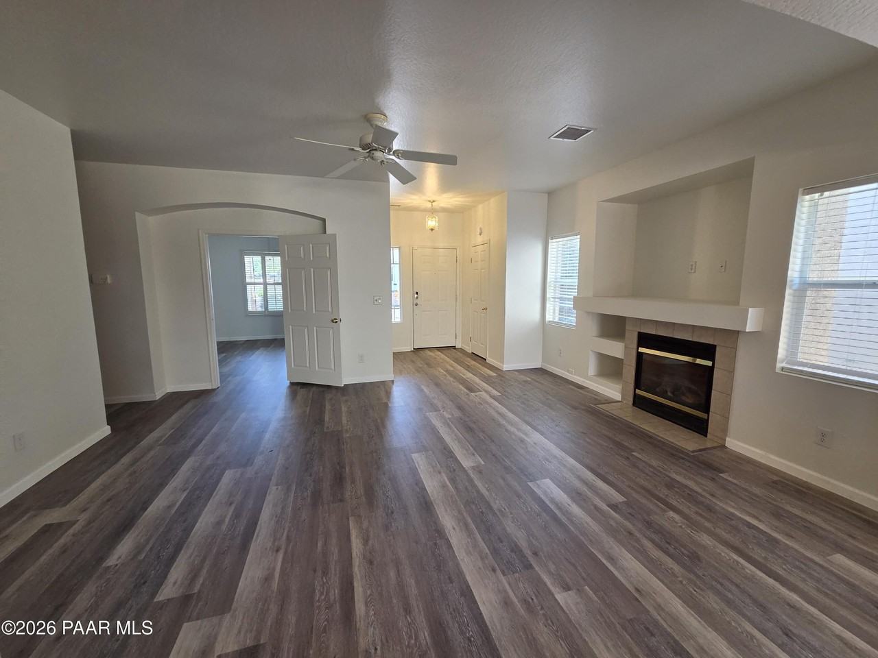 556 N Robles St - Photo 4 of 19
