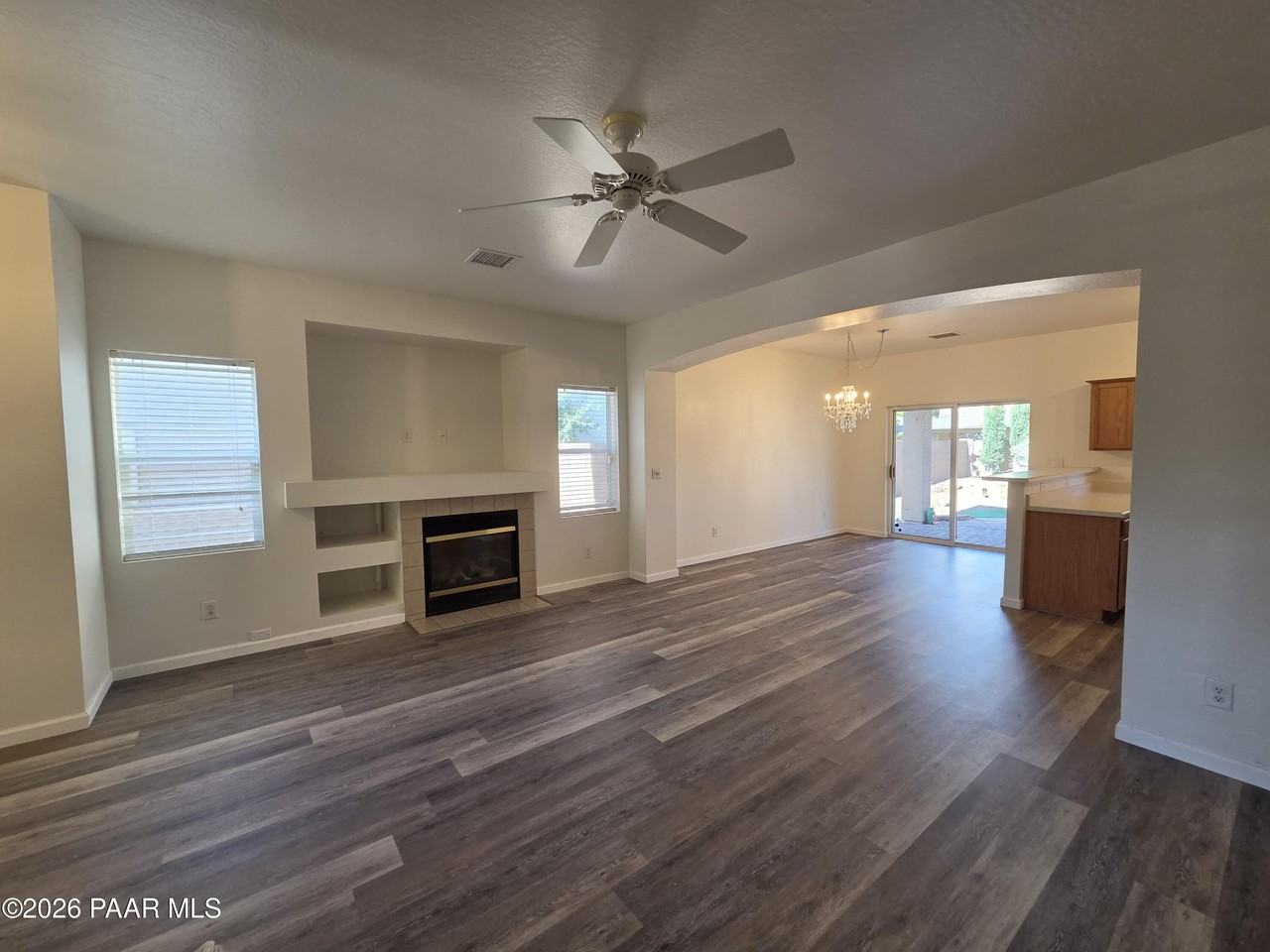 556 N Robles St - Photo 5 of 19