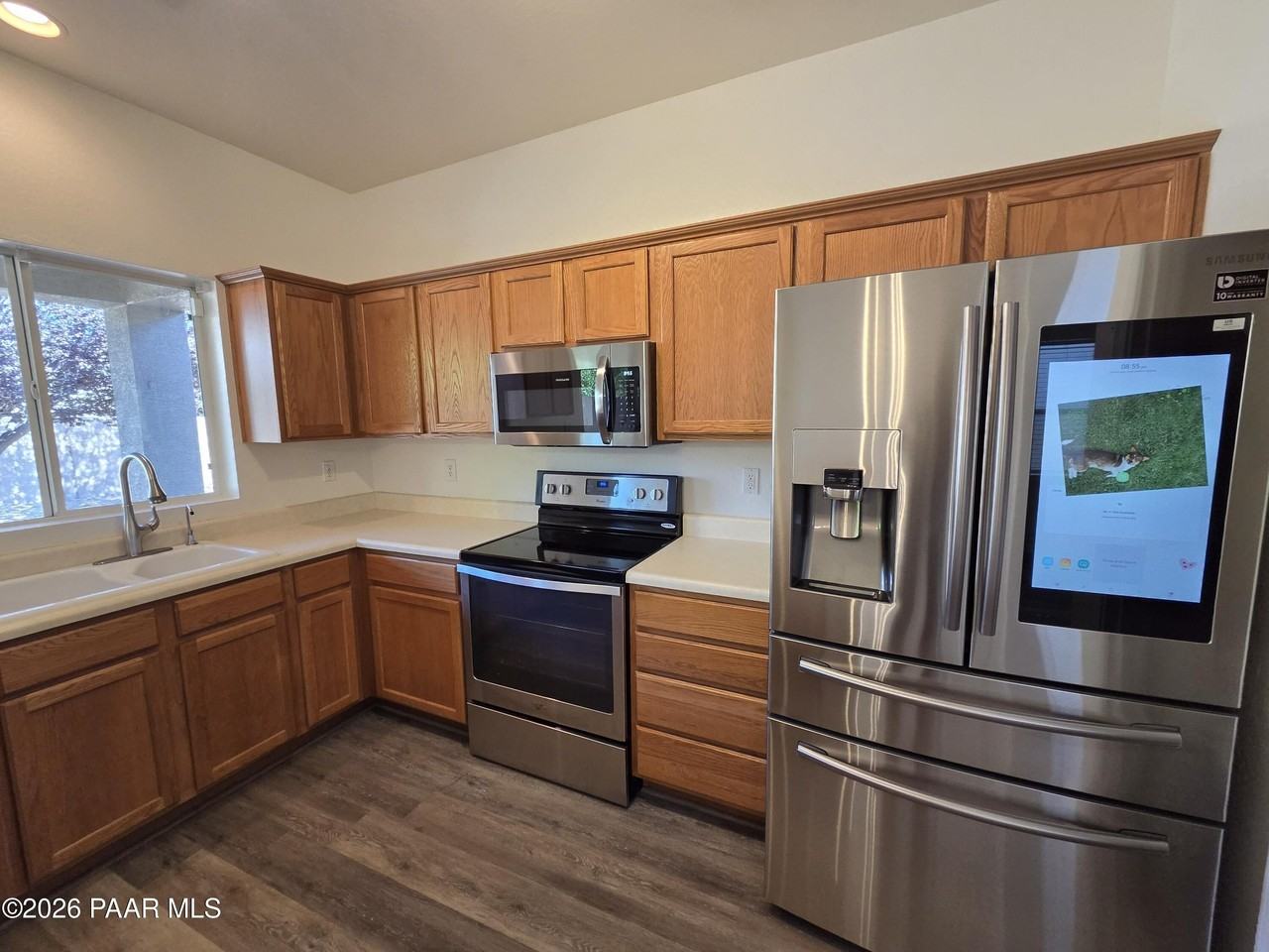 556 N Robles St - Photo 6 of 19