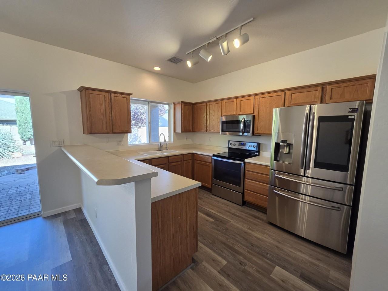 556 N Robles St - Photo 7 of 19
