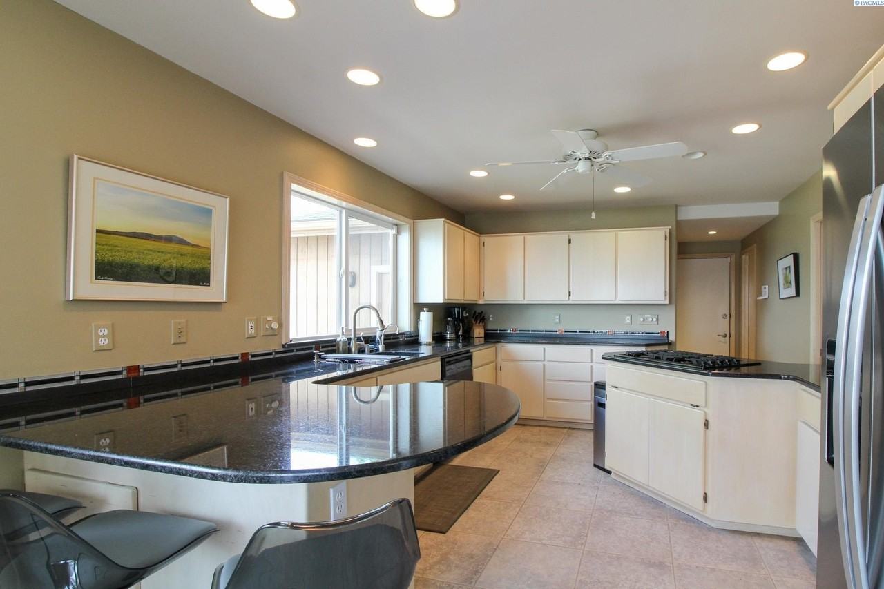 2141 N Columbia River Rd - Photo 3 of 47