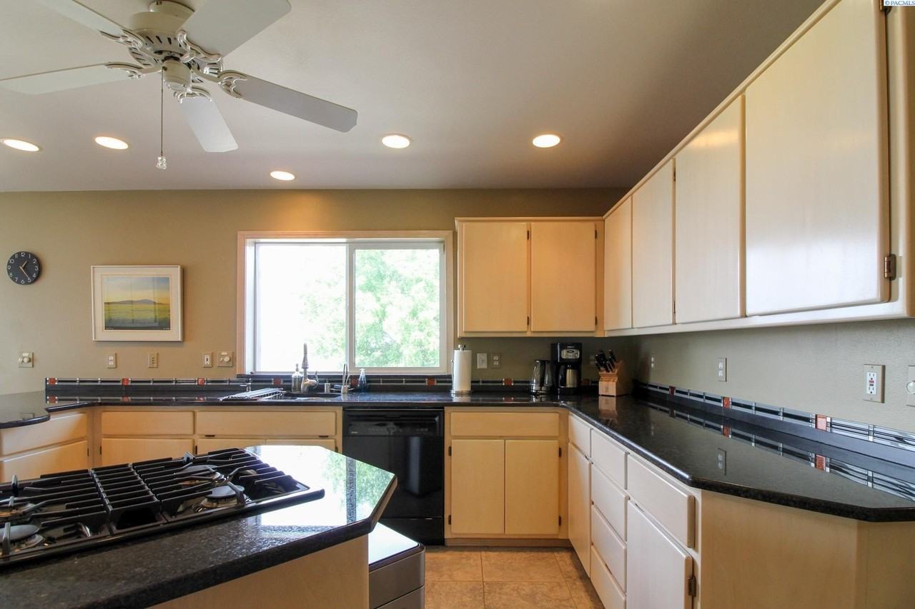 2141 N Columbia River Rd - Photo 6 of 47