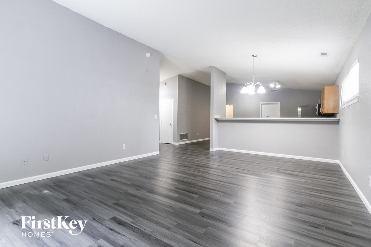3940 Burningbush Dr - Photo 2 of 15
