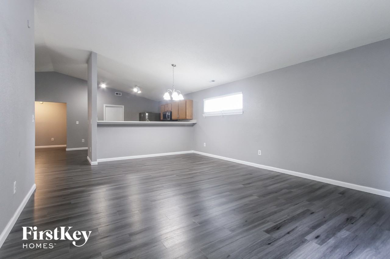 3940 Burningbush Dr - Photo 3 of 15