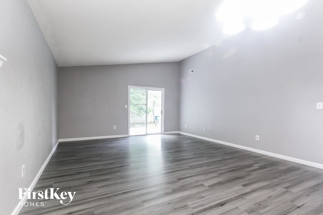 3940 Burningbush Dr - Photo 4 of 15