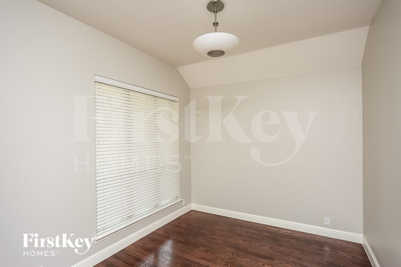 921 Loftin St - Photo 3 of 16