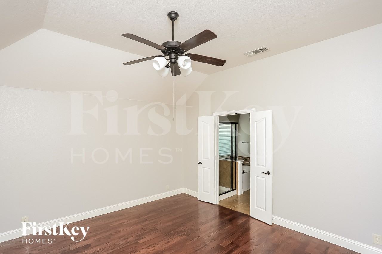 921 Loftin St - Photo 7 of 16