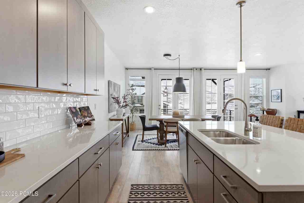 6097 N Brookline Rd - Photo 4 of 42