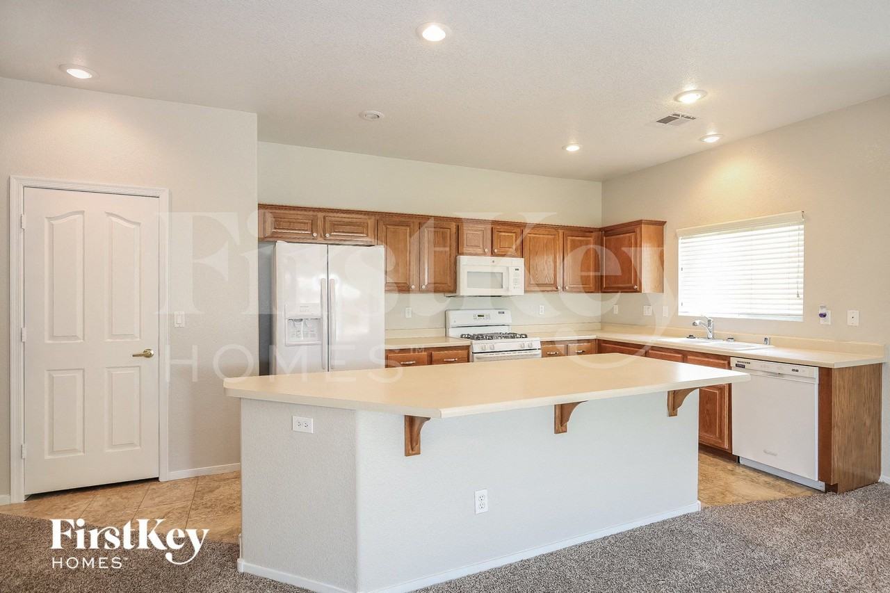 4025 Amberdale Ave - Photo 4 of 15