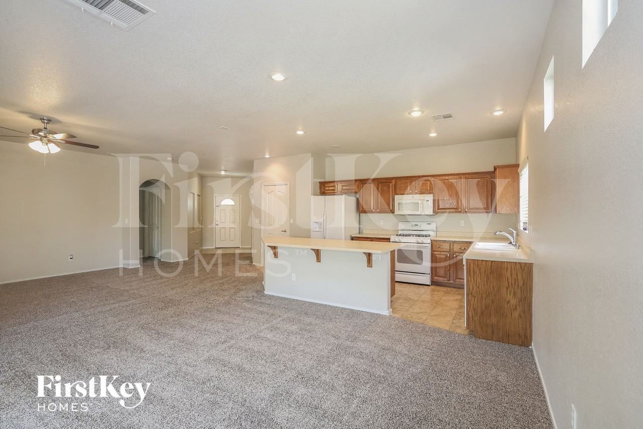 4025 Amberdale Ave - Photo 5 of 15