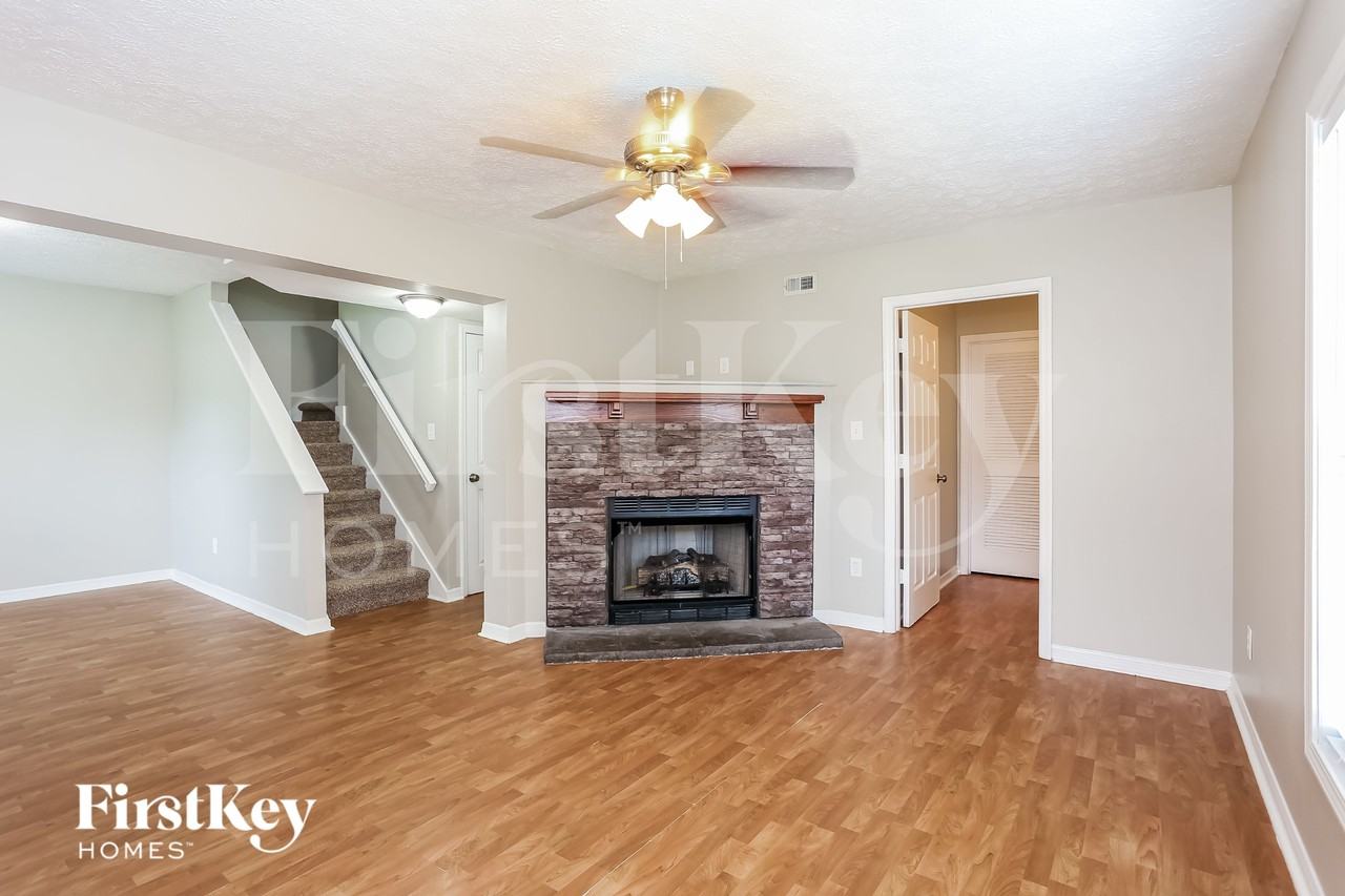 1241 Clock St - Photo 3 of 16