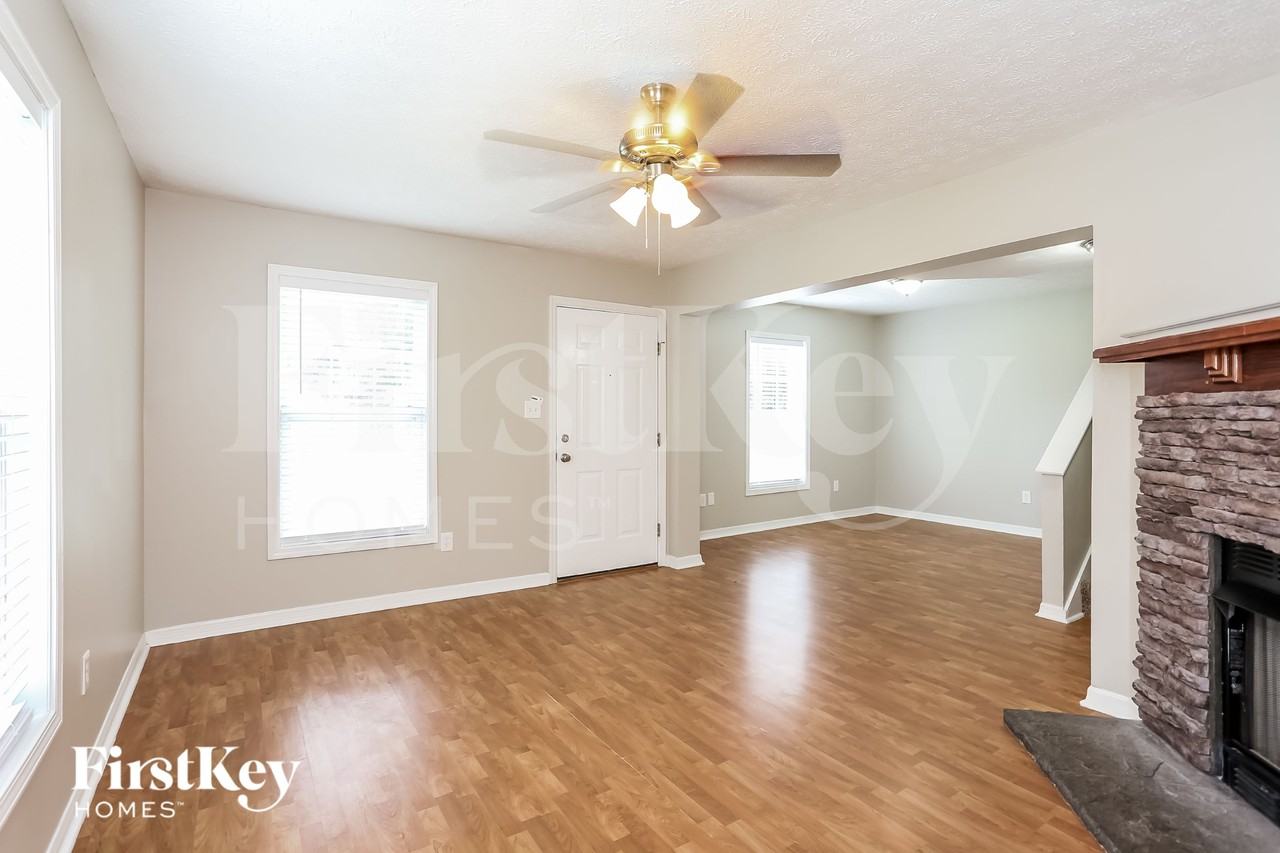 1241 Clock St - Photo 4 of 16