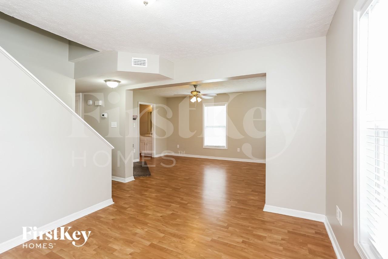 1241 Clock St - Photo 5 of 16