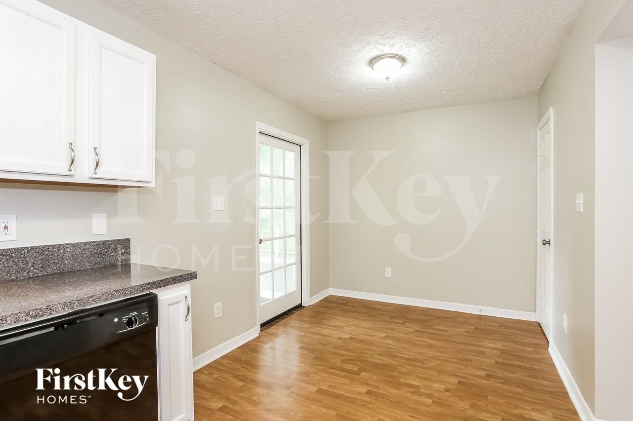 1241 Clock St - Photo 6 of 16